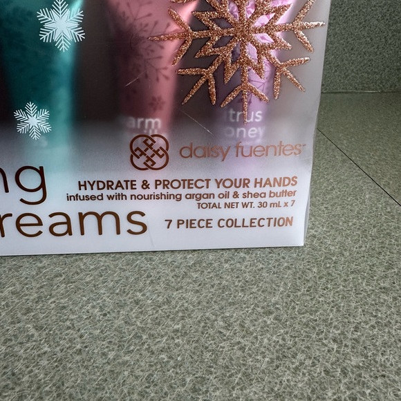3/$10 SPECIAL! NWT Daisy Fuentes Holidays 7-pc Nourishing Hand Cream - Picture 3 of 8